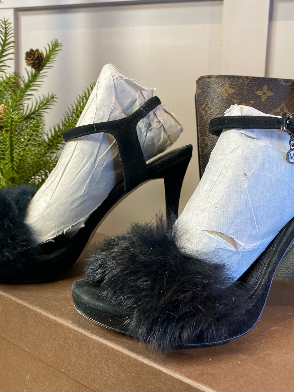 Michael Kors Faye Fur Sandal Suede Black Silver Charm Ankle Strap Open Toe 7.5M - Picture 3 of 10